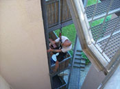Dachreparatur eines Fallrohres